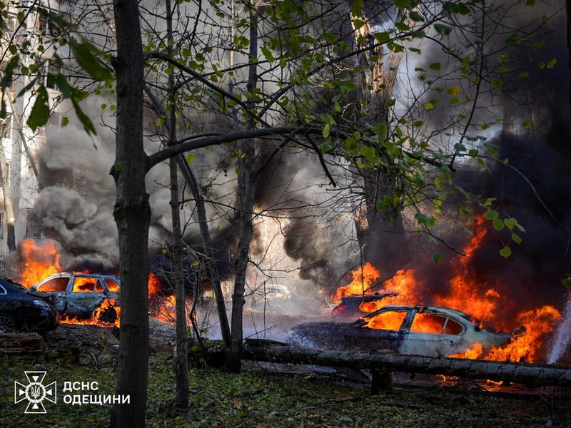 Kawasan permukiman rusak parah akibat serangan rudal Rusia, di tengah serangan Rusia terhadap Ukraina di Odesa, 17 November 2024. (via REUTERS/STATE EMERGENCY SERVICE OF UKRAI) Kawasan permukiman rusak parah akibat serangan rudal Rusia, di tengah serangan Rusia terhadap Ukraina di Odesa, 17 November 2024. (via REUTERS/STATE EMERGENCY SERVICE OF UKRAI)