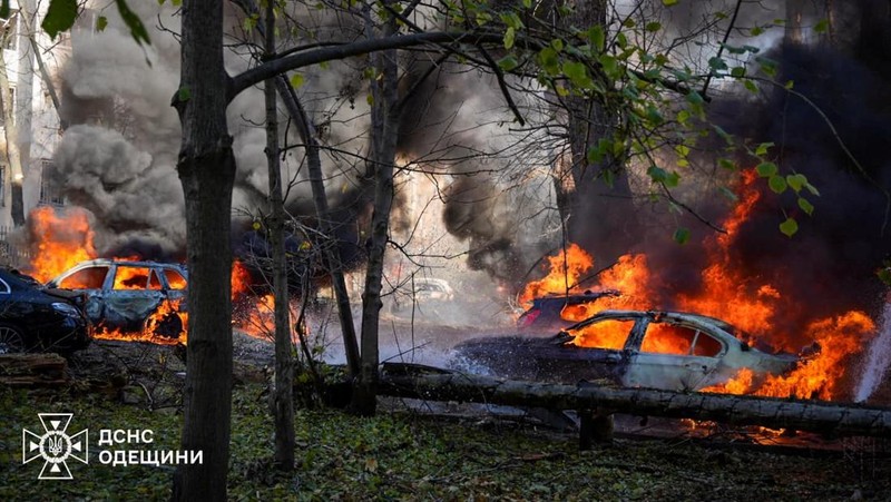 Kawasan permukiman rusak parah akibat serangan rudal Rusia, di tengah serangan Rusia terhadap Ukraina di Odesa, 17 November 2024. (via REUTERS/STATE EMERGENCY SERVICE OF UKRAI)