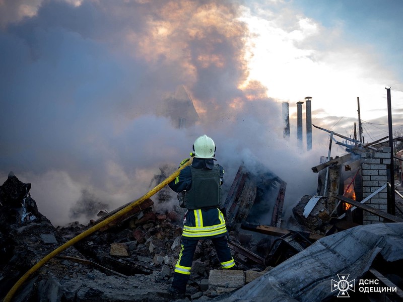 Kawasan permukiman rusak parah akibat serangan rudal Rusia, di tengah serangan Rusia terhadap Ukraina di Odesa, 17 November 2024. (via REUTERS/STATE EMERGENCY SERVICE OF UKRAI) Kawasan permukiman rusak parah akibat serangan rudal Rusia, di tengah serangan Rusia terhadap Ukraina di Odesa, 17 November 2024. (via REUTERS/STATE EMERGENCY SERVICE OF UKRAI)