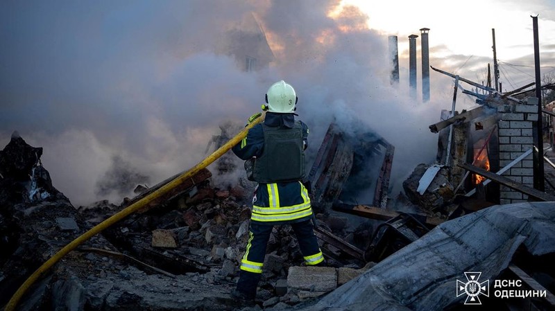 Kawasan permukiman rusak parah akibat serangan rudal Rusia, di tengah serangan Rusia terhadap Ukraina di Odesa, 17 November 2024. (via REUTERS/STATE EMERGENCY SERVICE OF UKRAI)