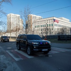 Siaga Serangan Besar-besaran Rusia, AS Tutup Kedutaan di Kyiv