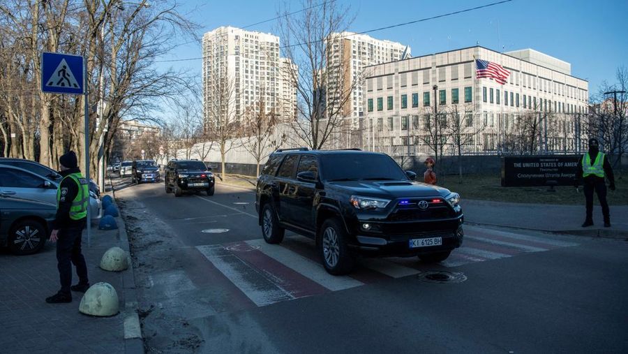Kedutaan Besar (Kedubes) Amerika Serikat di Kyiv, Ukraina, berhenti beroperasi usai menerima informasi akan ancaman serangan udara pada Rabu (20/11). (REUTERS/Vladyslav Musiienko)