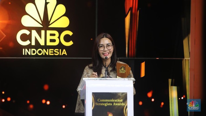 Kepala Biro Kerja Sama Daerah Setda Provinsi DKI Jakarta, Marulina Dewi saat menerima penghargaan dalam acara Communication Strategist Awards di Jakarta, Rabu (20/11/2024). (CNBC Indonesia/Faisal Rahman)