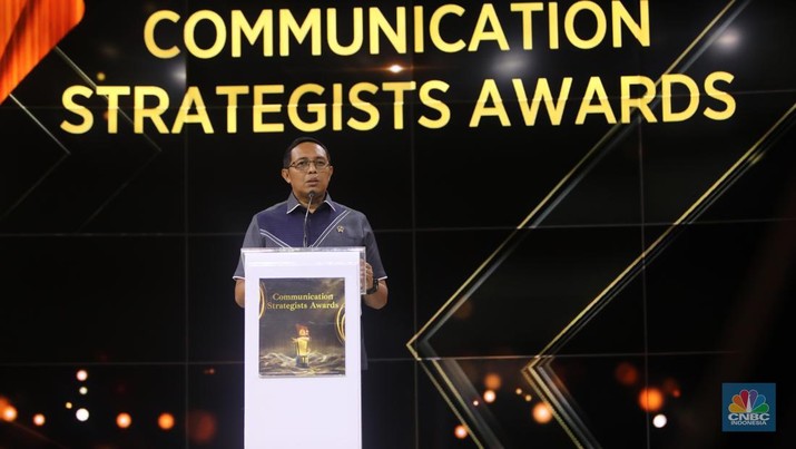 Kepala Komunikasi Kantor Kepresidenan, Hasan Nasbi menyampaikan sambutan dalam acara Communication Strategist Awards di Jakarta, Rabu (20/11/2024). (CNBC Indonesia/Faisal Rahman)