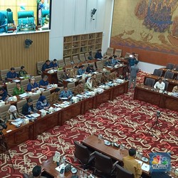 Dicecar DPR Gegara Baju Impor China Merajalela, Mendag Jawab Begini
