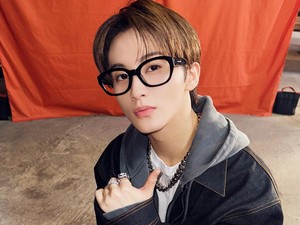 Surprise! Mark NCT Datang ke Lomba Mirip Dirinya, Rambut Baru Bikin Salfok