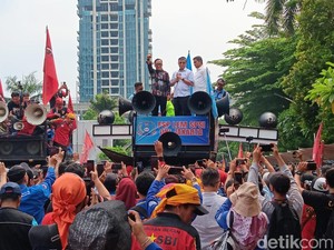 Ikut Orasi Demo Buruh, Menaker Jamin Kenaikan UMP 2025 Membahagiakan