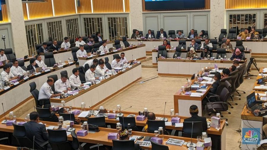 Menteri Kelautan dan Perikanan Sakti Wahyu Trenggono menghadiri rapat kerja bersama Komisi IV DPR RI, Rabu (20/11/2024). (CNBC Indonesia/Emir Yanwardhana)