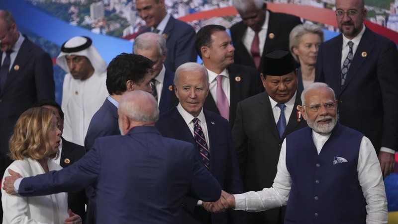 Presiden Turki Recep Tayyip Erdogan, Perdana Menteri Italia Giorgia Meloni, Perdana Menteri Kanada Justin Trudeau, Presiden AS Joe Biden, Perdana Menteri India Narendra Modi, Presiden Brasil Luiz Inacio Lula da Silva, Presiden Afrika Selatan Cyril Ramaphosa, Presiden Tiongkok Xi Jinping, Perdana Menteri Australia Anthony Albanese, dan Presiden Kolombia Gustavo Petro berpegangan tangan saat berpose dengan para pemimpin lainnya untuk foto bersama selama KTT G20 di Museum Seni Modern di Rio de Janeiro, Brasil, 19 November 2024. (REUTERS/Ricardo Moraes)