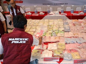 Polda Kalsel Blender 79 Kg Barang Bukti Sabu di Hadapan Para Tersangka