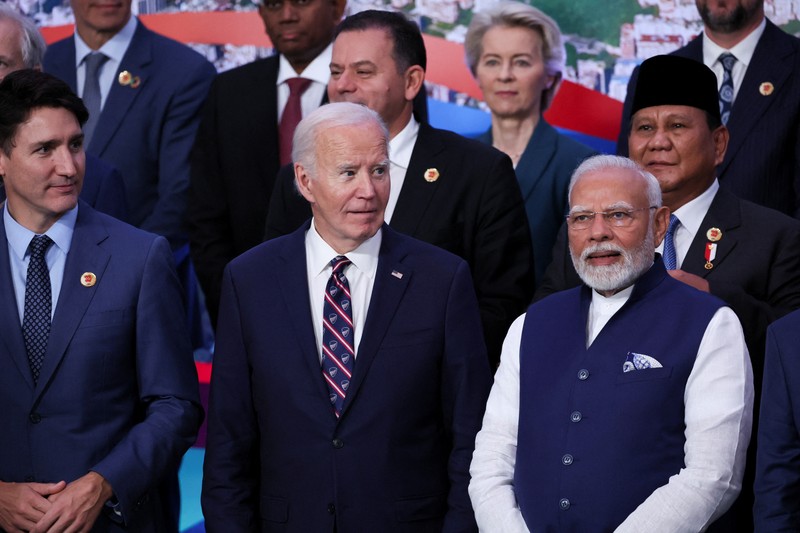 Presiden Turki Recep Tayyip Erdogan, Perdana Menteri Italia Giorgia Meloni, Perdana Menteri Kanada Justin Trudeau, Presiden AS Joe Biden, Perdana Menteri India Narendra Modi, Presiden Brasil Luiz Inacio Lula da Silva, Presiden Afrika Selatan Cyril Ramaphosa, Presiden Tiongkok Xi Jinping, Perdana Menteri Australia Anthony Albanese, dan Presiden Kolombia Gustavo Petro berpegangan tangan saat berpose dengan para pemimpin lainnya untuk foto bersama selama KTT G20 di Museum Seni Modern di Rio de Janeiro, Brasil, 19 November 2024. Presiden Turki Recep Tayyip Erdogan, Perdana Menteri Italia Giorgia Meloni, Perdana Menteri Kanada Justin Trudeau, Presiden AS Joe Biden, Perdana Menteri India Narendra Modi, Presiden Brasil Luiz Inacio Lula da Silva, Presiden Afrika Selatan Cyril Ramaphosa, Presiden Tiongkok Xi Jinping, Perdana Menteri Australia Anthony Albanese, dan Presiden Kolombia Gustavo Petro berpegangan tangan saat berpose dengan para pemimpin lainnya untuk foto bersama selama KTT G20 di Museum Seni Modern di Rio de Janeiro, Brasil, 19 November 2024. (REUTERS/Ricardo Moraes)