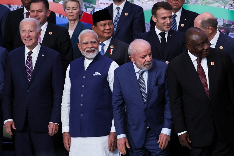 Presiden Turki Recep Tayyip Erdogan, Perdana Menteri Italia Giorgia Meloni, Perdana Menteri Kanada Justin Trudeau, Presiden AS Joe Biden, Perdana Menteri India Narendra Modi, Presiden Brasil Luiz Inacio Lula da Silva, Presiden Afrika Selatan Cyril Ramaphosa, Presiden Tiongkok Xi Jinping, Perdana Menteri Australia Anthony Albanese, dan Presiden Kolombia Gustavo Petro berpegangan tangan saat berpose dengan para pemimpin lainnya untuk foto bersama selama KTT G20 di Museum Seni Modern di Rio de Janeiro, Brasil, 19 November 2024. Presiden Turki Recep Tayyip Erdogan, Perdana Menteri Italia Giorgia Meloni, Perdana Menteri Kanada Justin Trudeau, Presiden AS Joe Biden, Perdana Menteri India Narendra Modi, Presiden Brasil Luiz Inacio Lula da Silva, Presiden Afrika Selatan Cyril Ramaphosa, Presiden Tiongkok Xi Jinping, Perdana Menteri Australia Anthony Albanese, dan Presiden Kolombia Gustavo Petro berpegangan tangan saat berpose dengan para pemimpin lainnya untuk foto bersama selama KTT G20 di Museum Seni Modern di Rio de Janeiro, Brasil, 19 November 2024. (REUTERS/Ricardo Moraes)