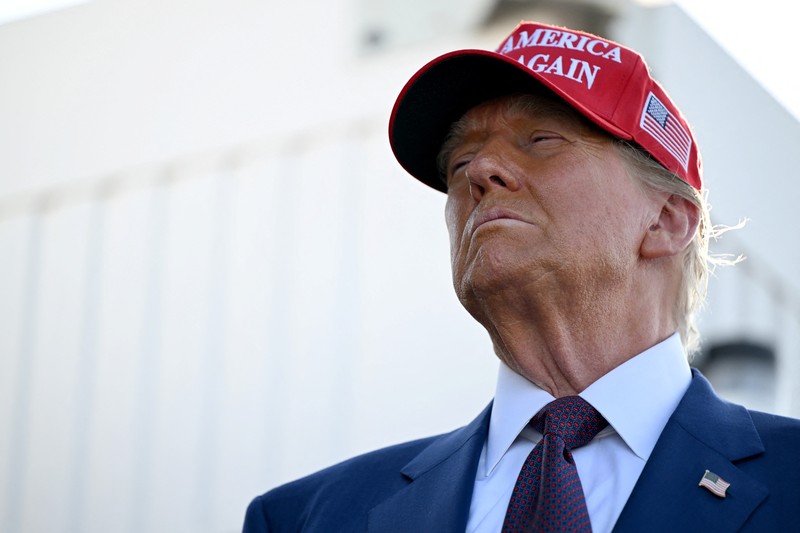 Presiden terpilih AS Donald Trump menyaksikan peluncuran uji terbang keenam roket SpaceX Starship, di Brownsville, Texas, AS, 19 November 2024. (Brandon Bell/Pool via REUTERS)