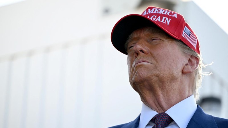 Presiden terpilih AS Donald Trump menyaksikan peluncuran uji terbang keenam roket SpaceX Starship, di Brownsville, Texas, AS, 19 November 2024. (Brandon Bell/Pool via REUTERS)