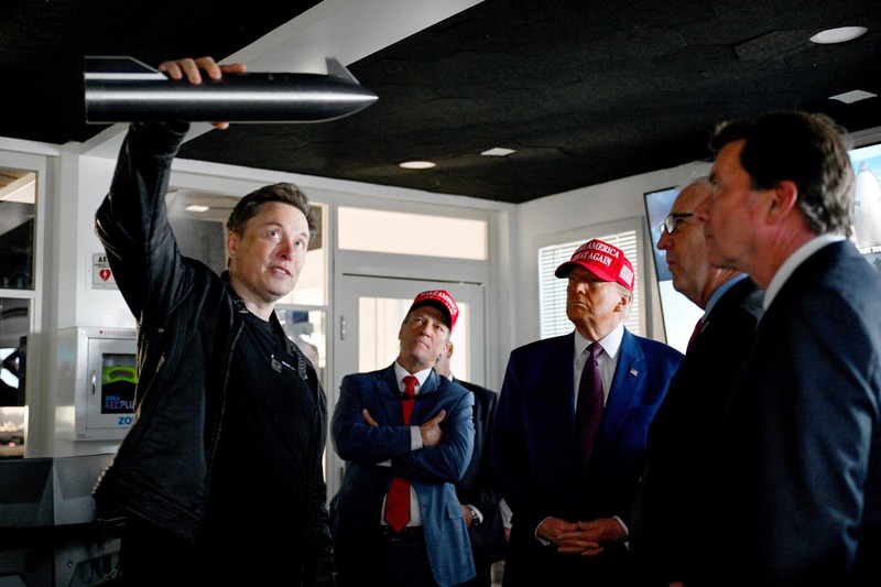 Presiden terpilih AS Donald Trump menyaksikan peluncuran uji terbang keenam roket SpaceX Starship, di Brownsville, Texas, AS, 19 November 2024. Presiden terpilih AS Donald Trump menyaksikan peluncuran uji terbang keenam roket SpaceX Starship, di Brownsville, Texas, AS, 19 November 2024. (Brandon Bell/Pool via REUTERS)
