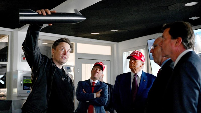 Presiden terpilih AS Donald Trump menyaksikan peluncuran uji terbang keenam roket SpaceX Starship, di Brownsville, Texas, AS, 19 November 2024. (Brandon Bell/Pool via REUTERS)