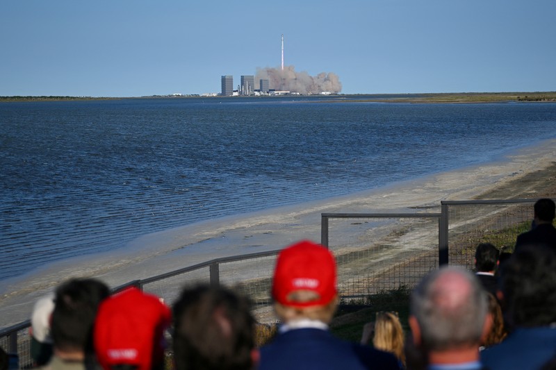 Presiden terpilih AS Donald Trump menyaksikan peluncuran uji terbang keenam roket SpaceX Starship, di Brownsville, Texas, AS, 19 November 2024. (Brandon Bell/Pool via REUTERS)