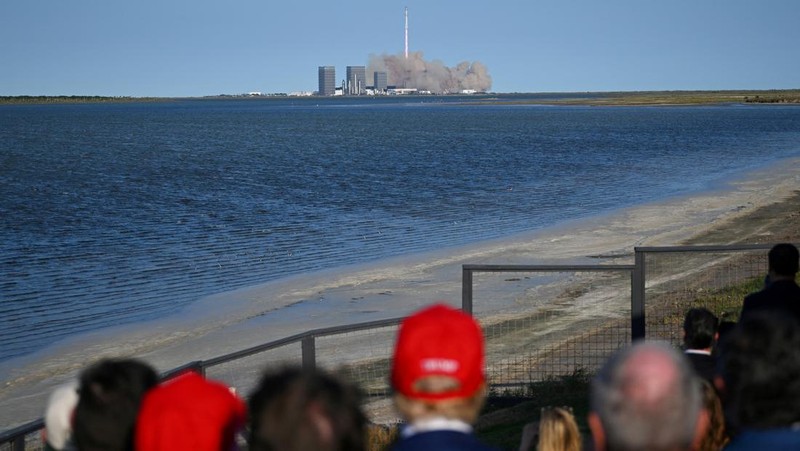 Presiden terpilih AS Donald Trump menyaksikan peluncuran uji terbang keenam roket SpaceX Starship, di Brownsville, Texas, AS, 19 November 2024. (Brandon Bell/Pool via REUTERS)