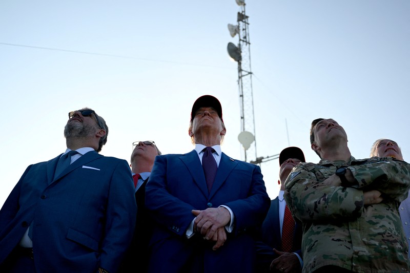 Presiden terpilih AS Donald Trump menyaksikan peluncuran uji terbang keenam roket SpaceX Starship, di Brownsville, Texas, AS, 19 November 2024. (Brandon Bell/Pool via REUTERS)