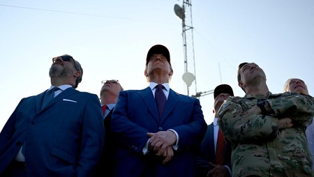 Presiden terpilih AS Donald Trump (tengah) menghadiri peluncuran uji terbang keenam roket SpaceX Starship, di Brownsville, Texas, AS, 19 November 2024. (Brandon Bell/Pool via REUTERS)