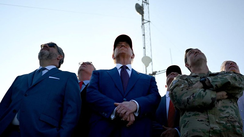 Presiden terpilih AS Donald Trump menyaksikan peluncuran uji terbang keenam roket SpaceX Starship, di Brownsville, Texas, AS, 19 November 2024. (Brandon Bell/Pool via REUTERS)