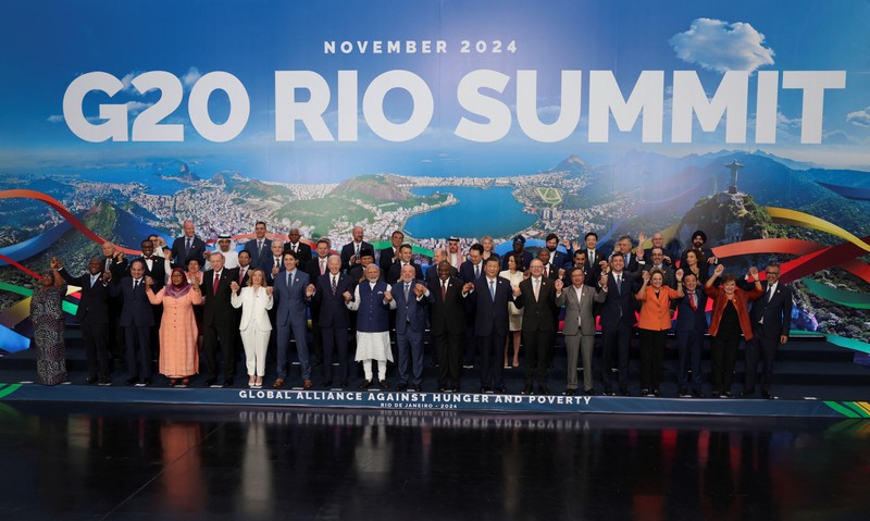 Presiden Turki Recep Tayyip Erdogan, Perdana Menteri Italia Giorgia Meloni, Perdana Menteri Kanada Justin Trudeau, Presiden AS Joe Biden, Perdana Menteri India Narendra Modi, Presiden Brasil Luiz Inacio Lula da Silva, Presiden Afrika Selatan Cyril Ramaphosa, Presiden Tiongkok Xi Jinping, Perdana Menteri Australia Anthony Albanese, dan Presiden Kolombia Gustavo Petro berpegangan tangan saat berpose dengan para pemimpin lainnya untuk foto bersama selama KTT G20 di Museum Seni Modern di Rio de Janeiro, Brasil, 19 November 2024. (REUTERS/Ricardo Moraes)