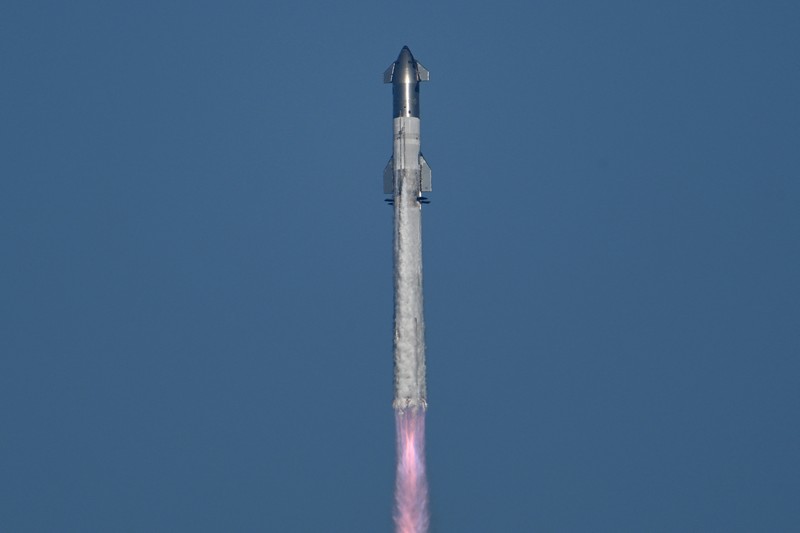 Presiden terpilih AS Donald Trump menyaksikan peluncuran uji terbang keenam roket SpaceX Starship, di Brownsville, Texas, AS, 19 November 2024. Presiden terpilih AS Donald Trump menyaksikan peluncuran uji terbang keenam roket SpaceX Starship, di Brownsville, Texas, AS, 19 November 2024. (Brandon Bell/Pool via REUTERS)