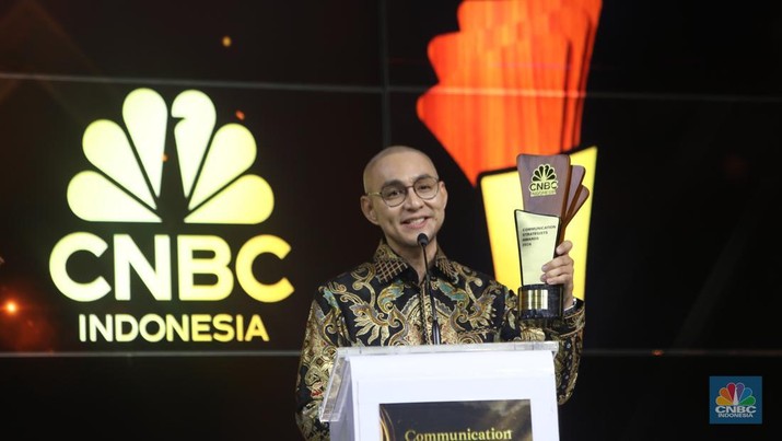SPV Head Of Corporate Communication Indosat Ooredoo Hutchison, Steve Saerang saat menerima penghargaan dalam acara Communication Strategist Awards di Jakarta, Rabu (20/11/2024). (CNBC Indonesia/Faisal Rahman)
