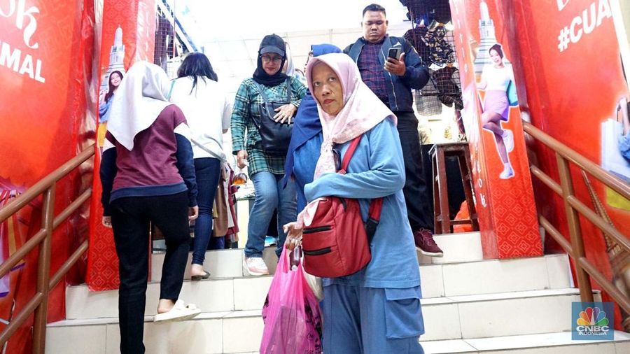 Suasana penjualan pakaian di Pasar Tanah, Abang, Jakarta, Rabu 20/11/2024. Pemerintah memastikan untuk tetap menaikkan Pajak Pertambahan Nilai (PPN) dari 11 persen menjadi 12 persen pada 2025. (վ/Muhammad Sabki)
