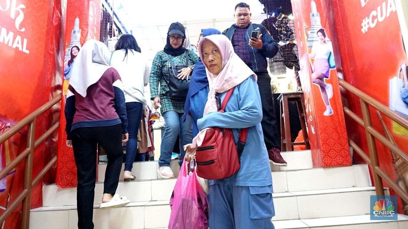 Suasana penjualan pakaian di Pasar Tanah, Abang, Jakarta, Rabu 20/11/2024. Pemerintah memastikan untuk tetap menaikkan Pajak Pertambahan Nilai (PPN) dari 11 persen menjadi 12 persen pada 2025. (CNBC Indonesia/Muhammad Sabki)