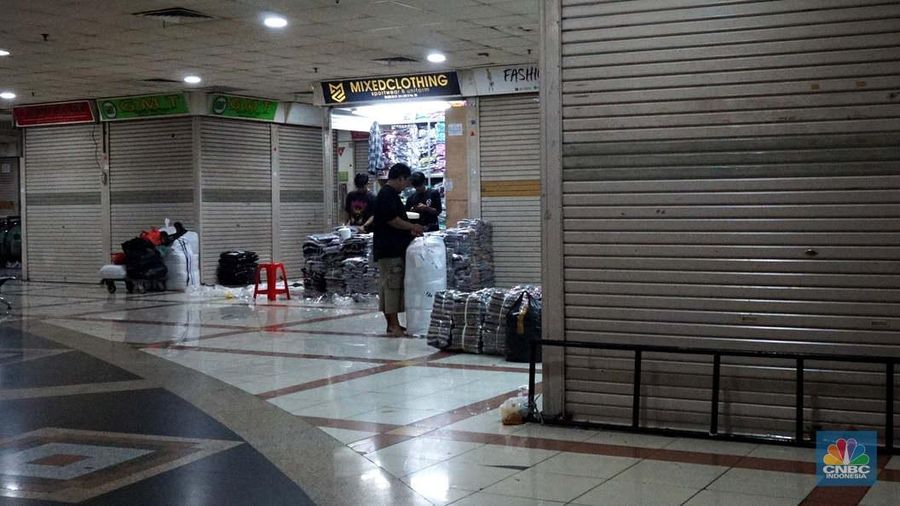 Suasana penjualan pakaian di Pasar Tanah, Abang, Jakarta, Rabu 20/11/2024. Pemerintah memastikan untuk tetap menaikkan Pajak Pertambahan Nilai (PPN) dari 11 persen menjadi 12 persen pada 2025. (վ/Muhammad Sabki)