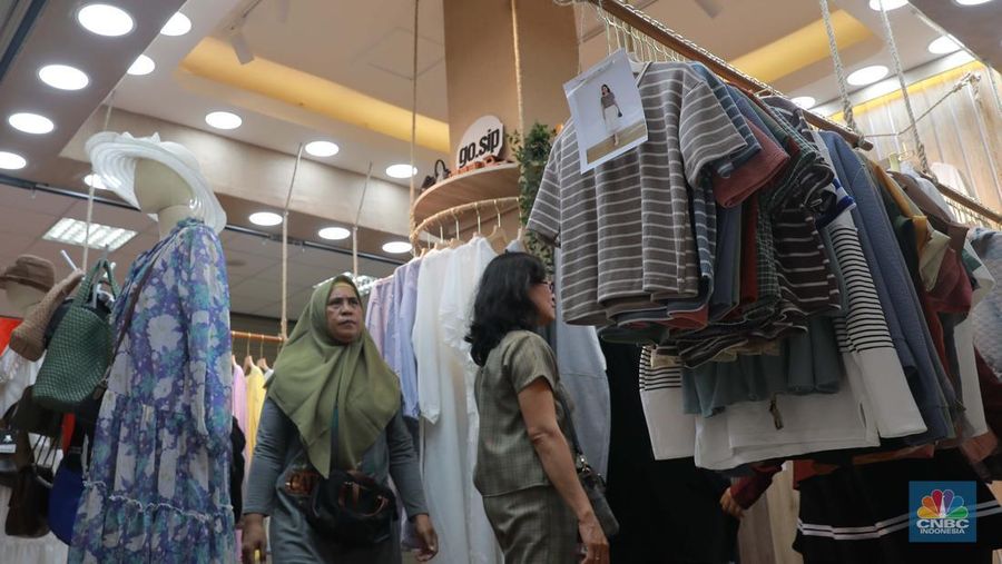 Suasana penjualan pakaian di Pasar Tanah, Abang, Jakarta, Rabu 20/11/2024. Pemerintah memastikan untuk tetap menaikkan Pajak Pertambahan Nilai (PPN) dari 11 persen menjadi 12 persen pada 2025. (վ/Muhammad Sabki)