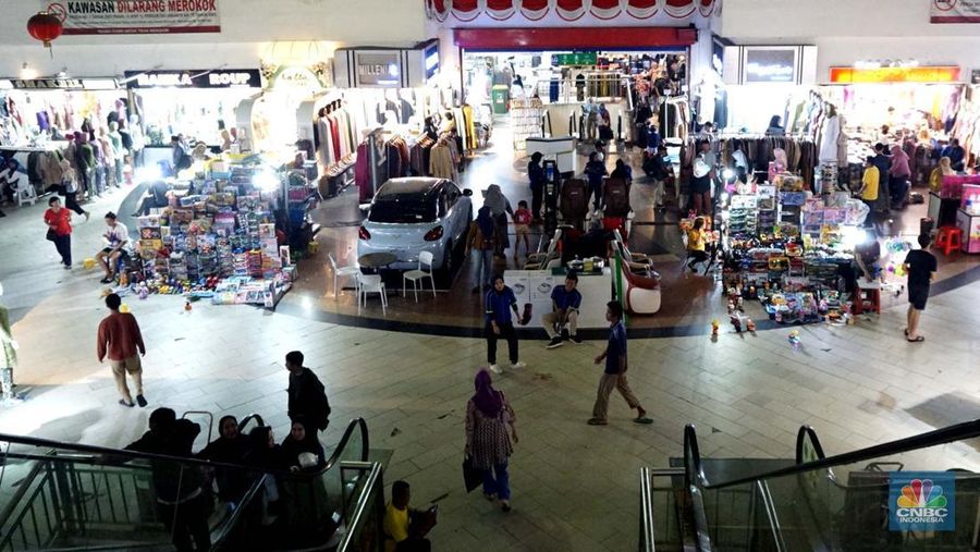 Suasana penjualan pakaian di Pasar Tanah, Abang, Jakarta, Rabu 20/11/2024. Pemerintah memastikan untuk tetap menaikkan Pajak Pertambahan Nilai (PPN) dari 11 persen menjadi 12 persen pada 2025. (վ/Muhammad Sabki)