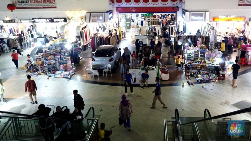 Suasana penjualan pakaian di Pasar Tanah, Abang, Jakarta, Rabu 20/11/2024. Pemerintah memastikan untuk tetap menaikkan Pajak Pertambahan Nilai (PPN) dari 11 persen menjadi 12 persen pada 2025. (CNBC Indonesia/Muhammad Sabki)