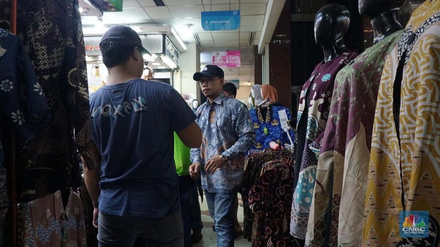 Suasana penjualan pakaian di Pasar Tanah, Abang, Jakarta, Rabu 20/11/2024. Pemerintah memastikan untuk tetap menaikkan Pajak Pertambahan Nilai (PPN) dari 11 persen menjadi 12 persen pada 2025. (վ/Muhammad Sabki)