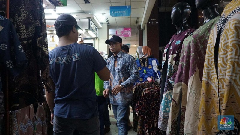 Suasana penjualan pakaian di Pasar Tanah, Abang, Jakarta, Rabu 20/11/2024. Pemerintah memastikan untuk tetap menaikkan Pajak Pertambahan Nilai (PPN) dari 11 persen menjadi 12 persen pada 2025. (CNBC Indonesia/Muhammad Sabki)