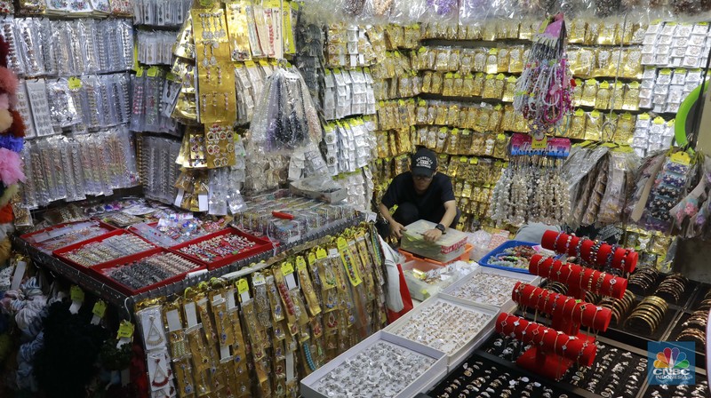 Suasana penjualan pakaian di Pasar Tanah, Abang, Jakarta, Rabu 20/11/2024. Pemerintah memastikan untuk tetap menaikkan Pajak Pertambahan Nilai (PPN) dari 11 persen menjadi 12 persen pada 2025. (CNBC Indonesia/Muhammad Sabki)
