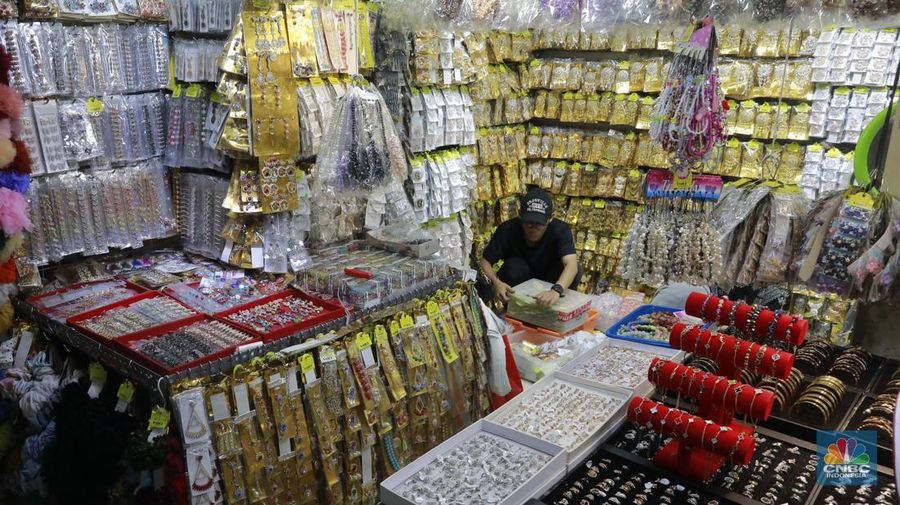 Suasana penjualan pakaian di Pasar Tanah, Abang, Jakarta, Rabu 20/11/2024. Pemerintah memastikan untuk tetap menaikkan Pajak Pertambahan Nilai (PPN) dari 11 persen menjadi 12 persen pada 2025. (վ/Muhammad Sabki)
