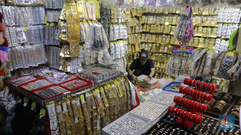 Suasana penjualan pakaian di Pasar Tanah, Abang, Jakarta, Rabu 20/11/2024. Pemerintah memastikan untuk tetap menaikkan Pajak Pertambahan Nilai (PPN) dari 11 persen menjadi 12 persen pada 2025. (CNBC Indonesia/Muhammad Sabki)