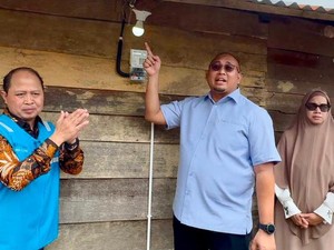 Andre Rosiade Resmikan Penyalaan Listrik Rumah Warga di Solok Sumbar
