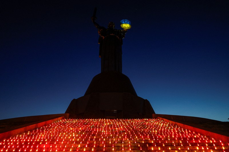 Warga Kota Kyiv, Ukraina, menggelar acara khusus untuk memperingati 1.000 hari sejak invasi besar-besaran Rusia dimulai pada 24 Februari 2022. Dalam peringatan ini, mereka menyalakan seribu lilin dan berdoa di depan Monumen Ibu Pertiwi. (REUTERS/Valentyn Ogirenko) Warga Kota Kyiv, Ukraina, menggelar acara khusus untuk memperingati 1.000 hari sejak invasi besar-besaran Rusia dimulai pada 24 Februari 2022. Dalam peringatan ini, mereka menyalakan seribu lilin dan berdoa di depan Monumen Ibu Pertiwi. (REUTERS/Valentyn Ogirenko)