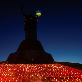 Kyiv Peringati 1.000 Hari Perang Rusia-Ukraina, Pasang 1.000 Lilin