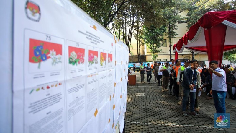 Warga menunjukkan surat suara saat Simulasi Pemungutan Suara dan Penghitungan Suara Pilkada Jakarta di Halaman Kantor Kecamatan Tanah Abang, Jakarta, Rabu (20/11/2024). (CNBC Indonesia/Faisal Rahman)