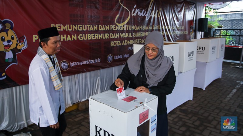 Warga menunjukkan surat suara saat Simulasi Pemungutan Suara dan Penghitungan Suara Pilkada Jakarta di Halaman Kantor Kecamatan Tanah Abang, Jakarta, Rabu (20/11/2024). Warga menunjukkan surat suara saat Simulasi Pemungutan Suara dan Penghitungan Suara Pilkada Jakarta di Halaman Kantor Kecamatan Tanah Abang, Jakarta, Rabu (20/11/2024). (CNBC Indonesia/Faisal Rahman)