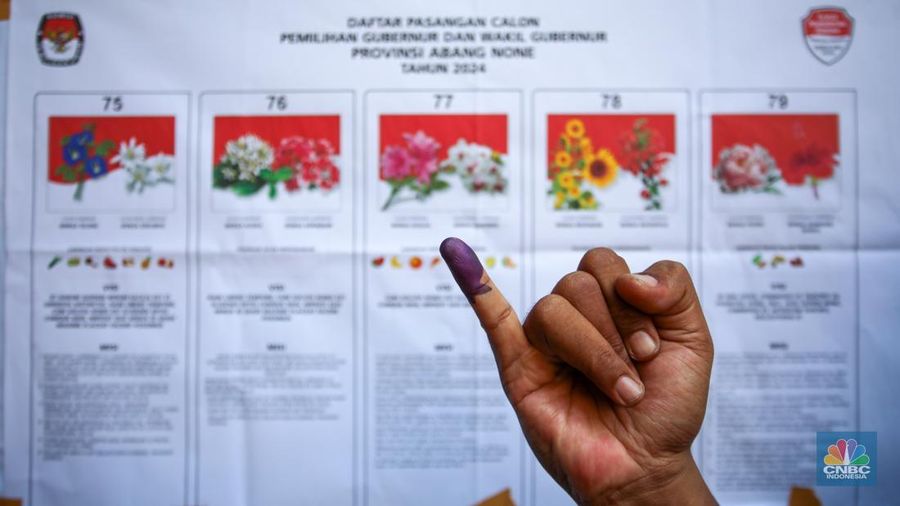 Warga menunjukkan surat suara saat Simulasi Pemungutan Suara dan Penghitungan Suara Pilkada Jakarta di Halaman Kantor Kecamatan Tanah Abang, Jakarta, Rabu (20/11/2024).
