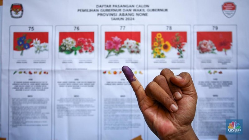 Warga menunjukkan surat suara saat Simulasi Pemungutan Suara dan Penghitungan Suara Pilkada Jakarta di Halaman Kantor Kecamatan Tanah Abang, Jakarta, Rabu (20/11/2024). (CNBC Indonesia/Faisal Rahman)