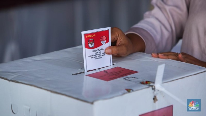 Warga menunjukkan surat suara saat Simulasi Pemungutan Suara dan Penghitungan Suara Pilkada Jakarta di Halaman Kantor Kecamatan Tanah Abang, Jakarta, Rabu (20/11/2024). (CNBC Indonesia/Faisal Rahman)