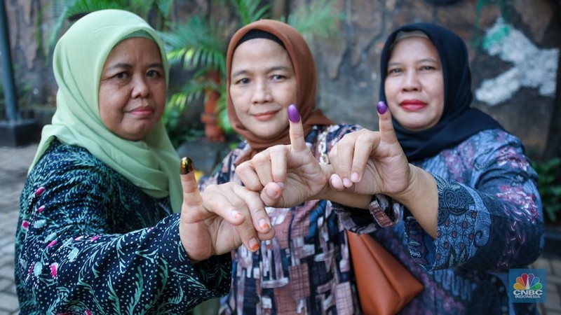 Warga menunjukkan surat suara saat Simulasi Pemungutan Suara dan Penghitungan Suara Pilkada Jakarta di Halaman Kantor Kecamatan Tanah Abang, Jakarta, Rabu (20/11/2024). (CNBC Indonesia/Faisal Rahman)