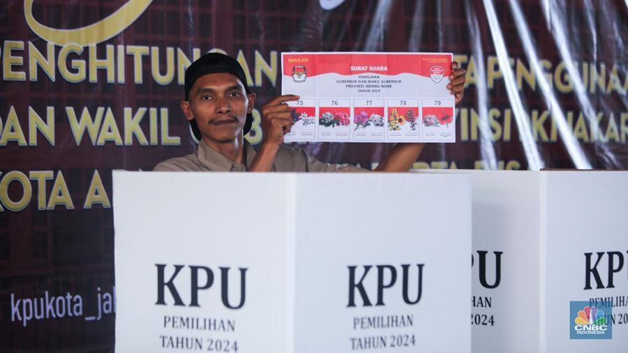 Warga menunjukkan surat suara saat Simulasi Pemungutan Suara dan Penghitungan Suara Pilkada Jakarta di Halaman Kantor Kecamatan Tanah Abang, Jakarta, Rabu (20/11/2024). (²©²ÊÍøÕ¾/Faisal Rahman)