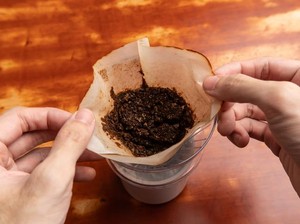 7 Manfaat Ampas Kopi yang Tidak Disangka-sangka, Penghilang Bau-Kotoran
